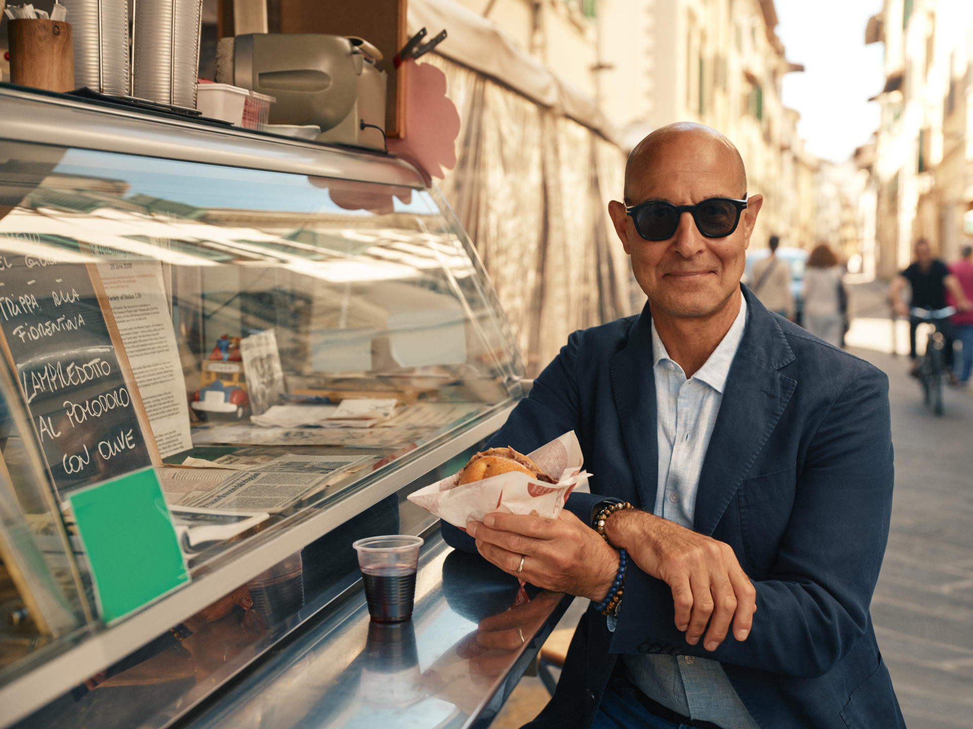 Fotograma cedido por National Geographic que muestra al actor estadounidense Stanley Tucci posando durante la producción de la serie documental 'Tucci en Italia' en la Toscana (Italia). EFE/ Matt Holyoak/ National Geographic /SOLO USO EDITORIAL/ NO VENTAS/ SOLO DISPONIBLE PARA ILUSTRAR LA NOTICIA QUE ACOMPAÑA (CRÉDITO OBLIGATORIO)