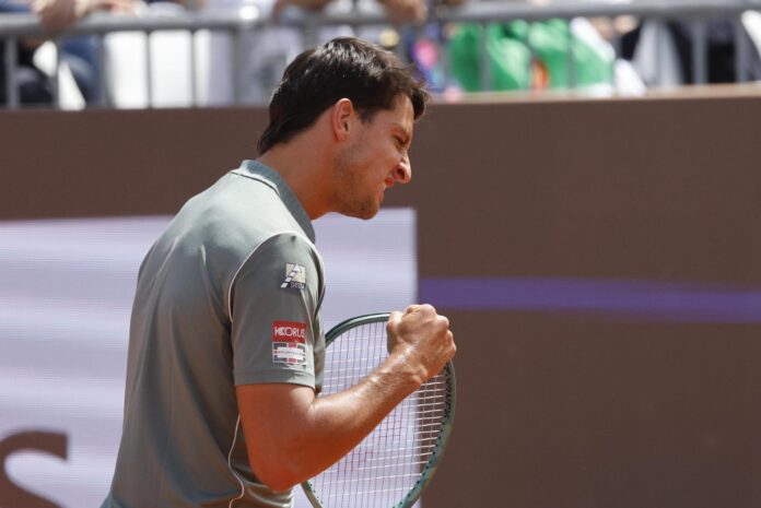 Luciano Darderi firmó una remontada en una maratón de dos horas y 26 minutos en Roma. EFE/EPA/FABIO FRUSTACI
