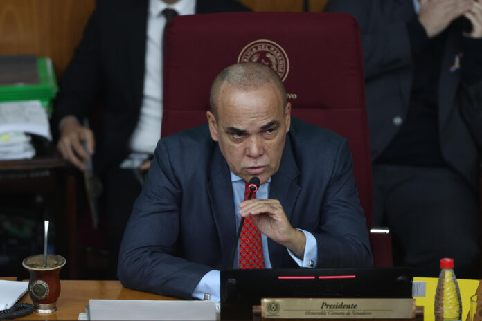 El presidente del Senado de Paraguay, Basilio Núñez, habla durante la sesión de aprobación de la renuncia de los senadores Erico Galeano y Hernán Rivas en Asunción (Paraguay). EFE/ Juan Pablo Pino
