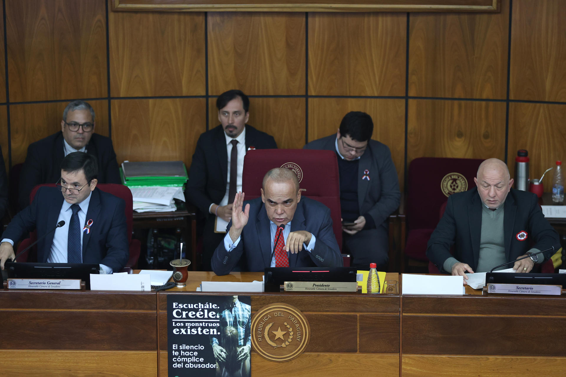 El presidente del Senado de Paraguay, Basilio Núñez (c), habla durante la sesión de aprobación de la renuncia de los senadores Erico Galeano y Hernán Rivas en Asunción (Paraguay). EFE/ Juan Pablo Pino
