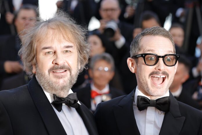 Peter Jackson (izq.) y Elijah Wood llegan al estreno de 'The Electric Kiss' (La Venus Electrique) y a la ceremonia de inauguración del 79º Festival de Cine de Cannes, en Cannes, Francia, el 12 de mayo de 2026. El festival se celebra del 12 al 23 de mayo de 2026. (Cine, Francia) EFE/EPA/TERESA SUAREZ
