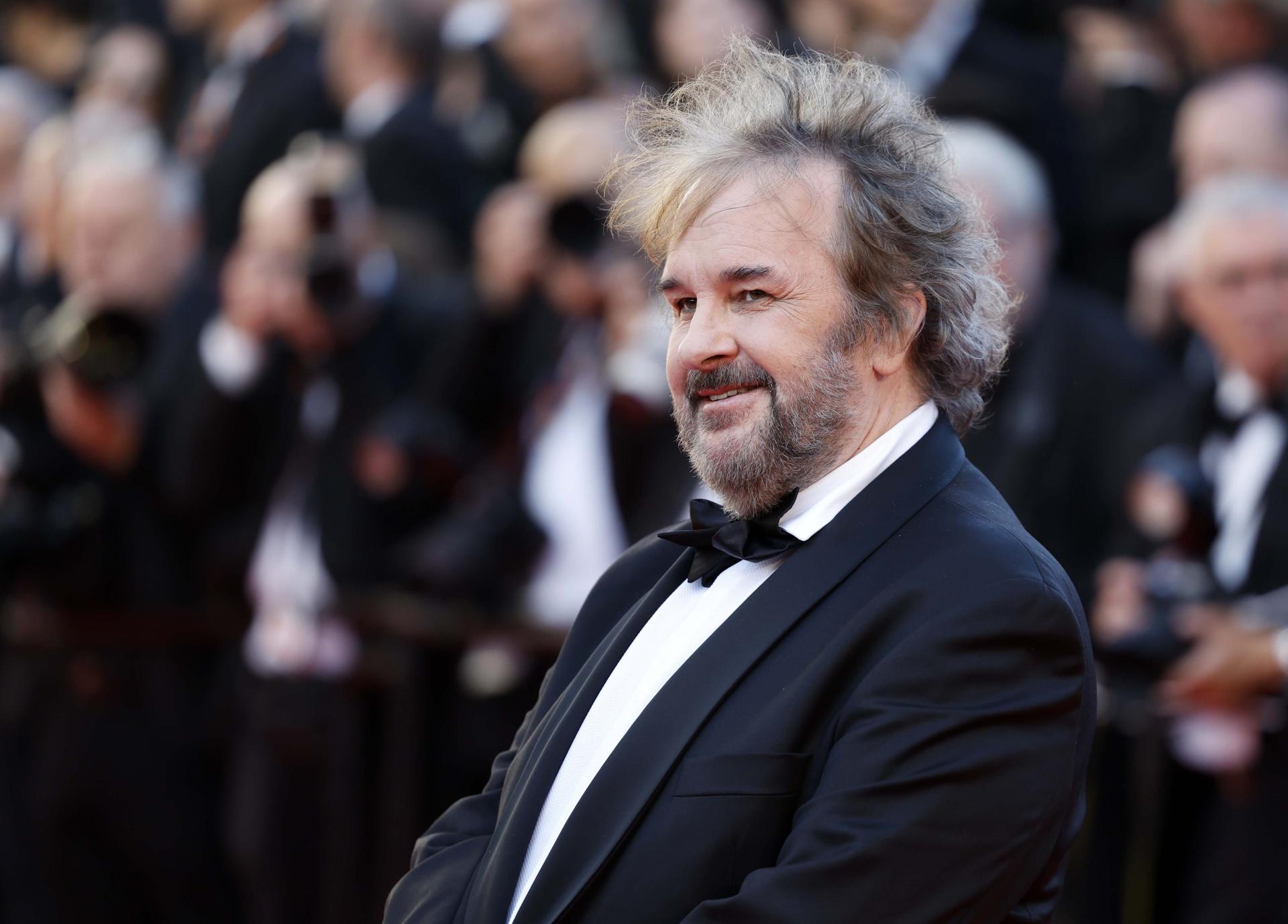 Peter Jackson llega al estreno de 'El beso eléctrico' (La Venus eléctrica) y a la ceremonia de inauguración del 79º Festival de Cine de Cannes, en Cannes, Francia, el 12 de mayo de 2026. El festival se celebra del 12 al 23 de mayo de 2026. (Cine, Francia) EFE/EPA/SEBASTIEN NOGIER

