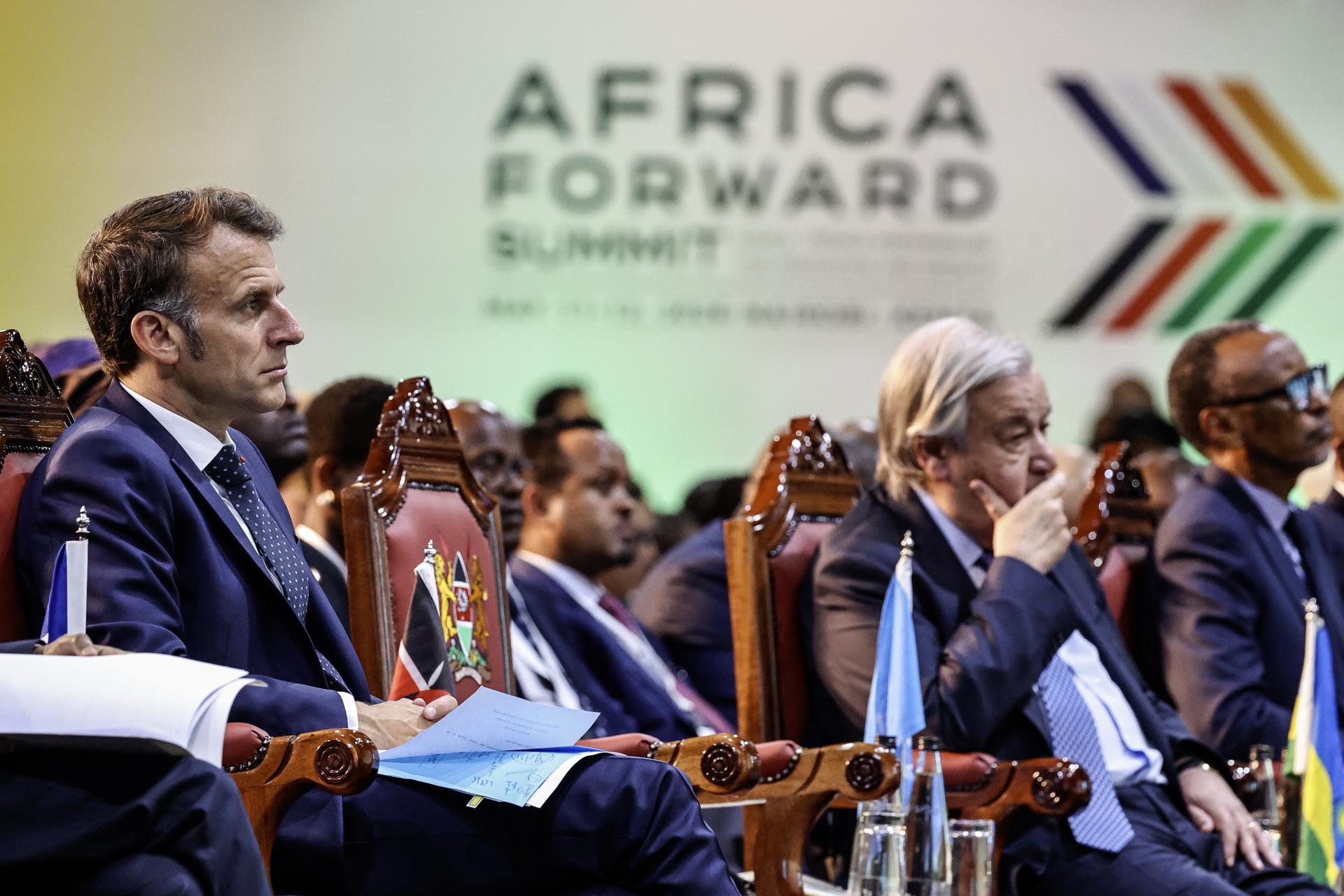 El presidente de Francia, Emmanuel Macron (izquierda), y el secretario general de las Naciones Unidas, Antonio Guterres (segundo por la derecha), asisten a la ceremonia de apertura de la Cumbre África Adelante en el Centro Internacional de Conferencias Kenyatta (KICC) en Nairobi, Kenia, el 12 de mayo de 2026. (Francia, Kenia) EFE/EPA/DANIEL IRUNGU
