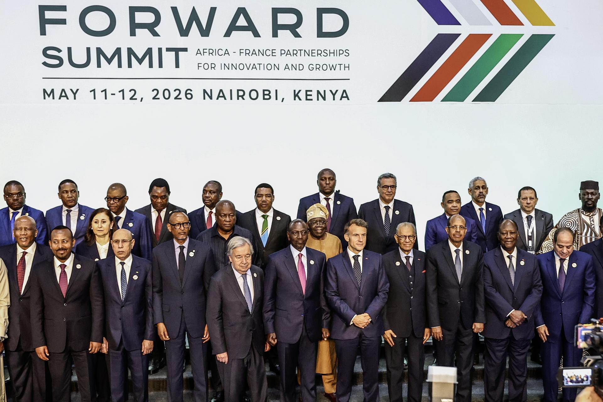 (De izquierda a derecha, al frente) El presidente de Etiopía, Taye Atske Selassie Amde, el presidente de Mauritania, Mohamed Ould Ghazouani, el presidente de Ruanda, Paul Kagame, el secretario general de las Naciones Unidas, Antonio Guterres, el presidente de Kenia, William Ruto, el presidente de Francia, Emmanuel Macron, el primer ministro de Mauricio, Navinchandra Ramgoolam, el presidente de la Comisión de la Unión Africana, Mahmoud Youssouf, el presidente de Costa de Marfil, Alassane Ouattara, el presidente de Egipto, Abdel Fattah al-Sisi, junto con otros líderes, posan para una foto grupal durante la ceremonia de apertura de la Cumbre Africa Forward en el Centro Internacional de Conferencias Kenyatta (KICC) en Nairobi, Kenia, el 12 de mayo de 2026.. (Costa de Marfil, Egipto, Kenia, Mauricio, Ruanda) EFE/EPA/DANIEL IRUNGU
