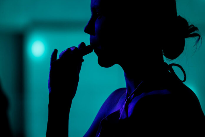 Imagen de archivo de una persona inhalando un vapeador en una fiesta, el 2 de julio de 2023. 
EFE/ Miguel Gutiérrez
