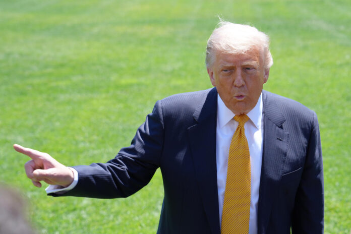 El presidente de Estados Unidos, Donald Trump, habla en una rueda de prensa previo a su viaje a Pekín para reunirse con su homólogo de China, Xi Jinping, este martes en Washington (Estados Unidos). EFE/ Octavio Guzmán
