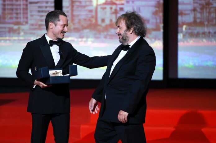 Peter Jackson (derecha) recibe su Palma de Oro honorífica de manos de Elijah Wood (izquierda) en el escenario durante la ceremonia de apertura del 79º Festival de Cine de Cannes, en Cannes, Francia, el 12 de mayo de 2026. El festival de cine se celebra del 12 al 23 de mayo de 2026. (Cine, Francia) EFE/EPA/CLEMENS BILAN
