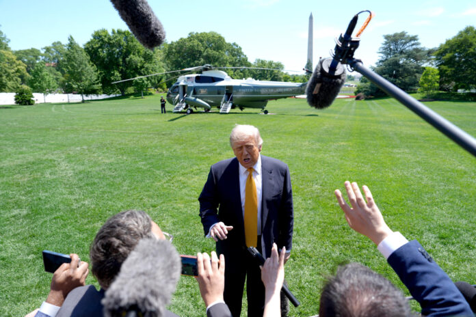 El presidente de Estados Unidos, Donald Trump, habla en una rueda de prensa previo a su viaje a Pekín para reunirse con su homólogo de China, Xi Jinping, este martes en Washington (Estados Unidos). EFE/ Octavio Guzmán
