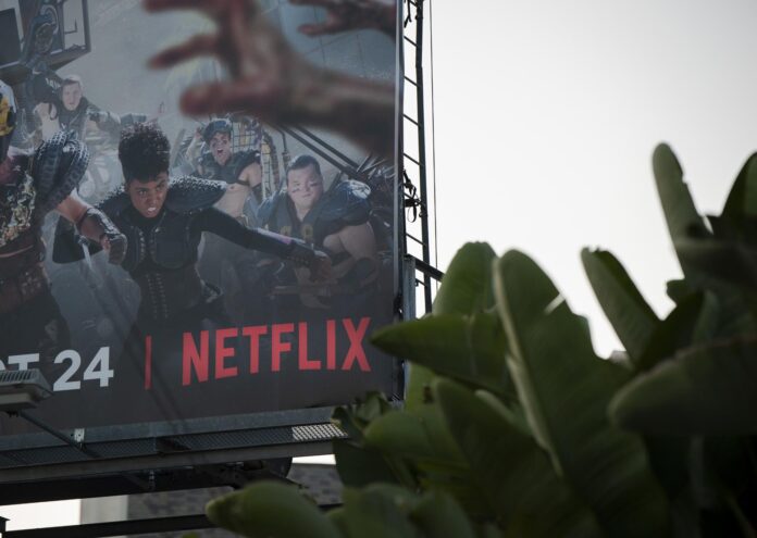 Fotografía de archivo del detalle de un cartel publicitario de una serie de televisión producida por la plataforma Netflix, en una calle de Los Ángeles (California, EE.UU.) EFE/Christian Monterrosa
