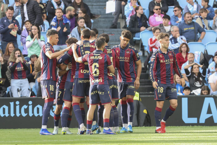 Los jugadores del Levante celebran su tercer gol ante el Celta durante el partido de la jornada 36 de LaLiga, este sábado en el estadio Abanca-Balaídos.-EFE/ Salvador Sas
