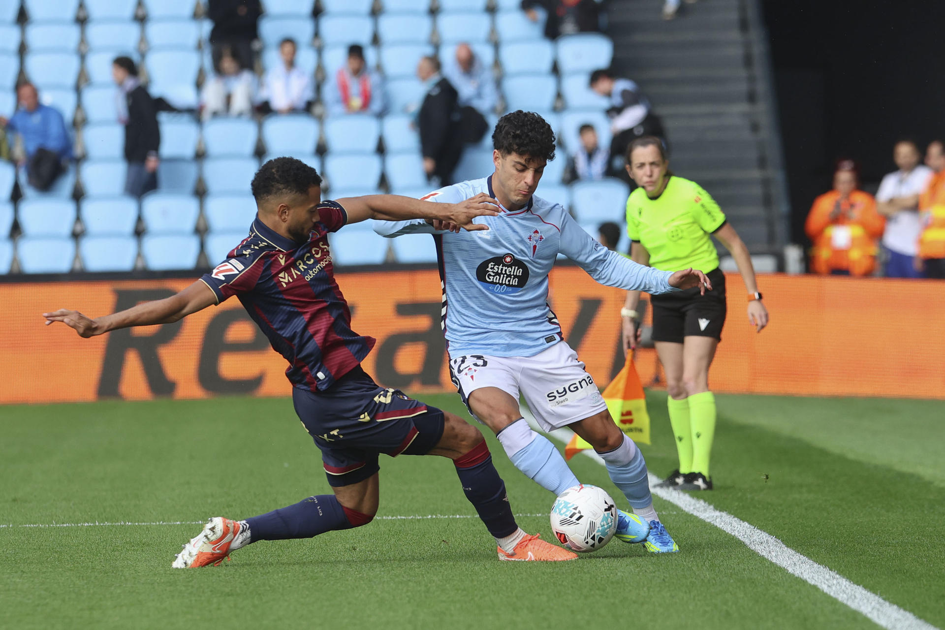 El jugador del Celta Hugo Álvarez (d) pugna por un balón con el jugador del Levante Dela durante el partido de la jornada 36 de LaLiga entre el Celta de Vigo y el Levante, este sábado en el estadio Abanca-Balaídos.-EFE/ Salvador Sas
