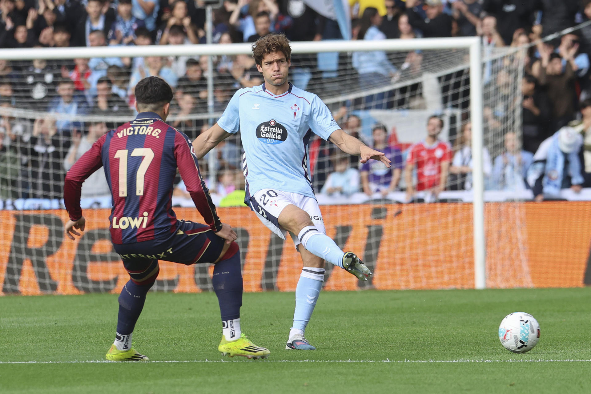 El defensa del Celta de Vigo Marcos Alonso (d) controla el balón ante el centrocampista del Levante Víctor García durante el partido de la jornada 36 de LaLiga, este sábado en el estadio Abanca-Balaídos.-EFE/ Salvador Sas

