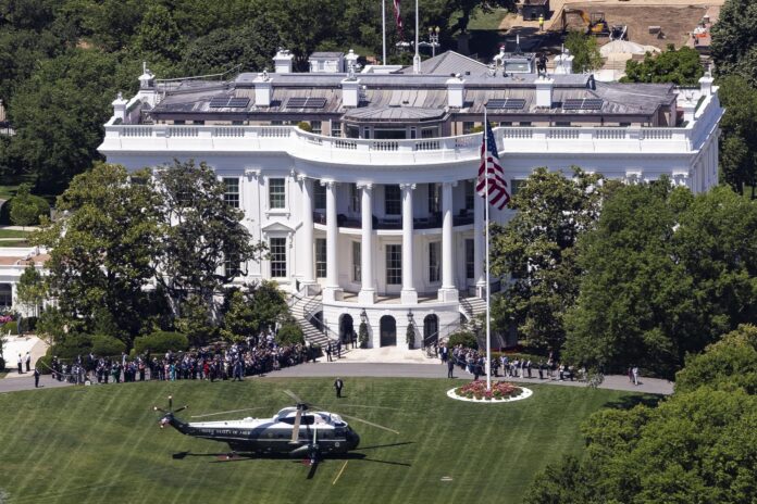 El presidente de EE.UU., Donald Trump (C), camina hacia el Marine One en la primera etapa de su viaje de la Casa Blanca a China para reunirse con el presidente chino, Xi Jinping. EFE/Jim Lo Scalzo

