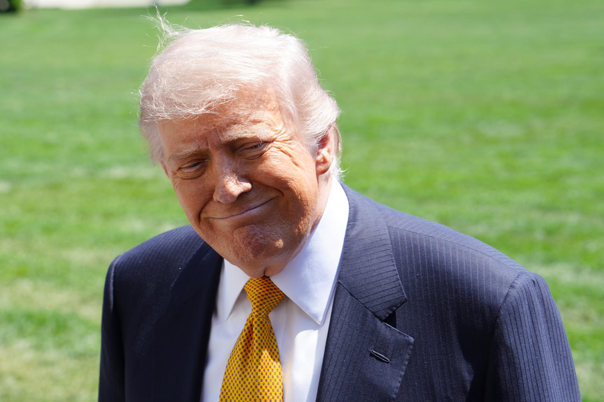 El presidente de Estados Unidos, Donald Trump, reacciona en una rueda de prensa previo a su viaje a Pekín para reunirse con su homólogo de China, Xi Jinping, este martes en Washington (Estados Unidos). EFE/ Octavio Guzmán
