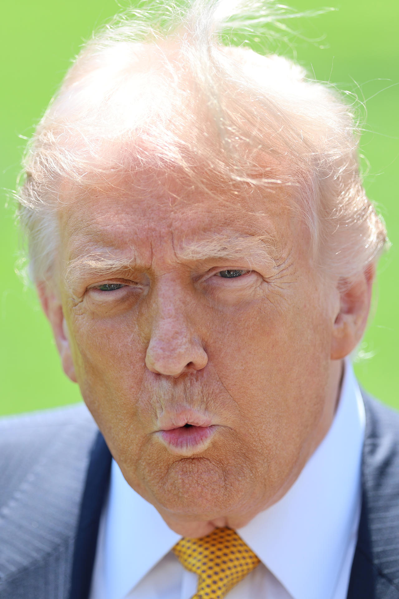 El presidente de Estados Unidos, Donald Trump, habla en una rueda de prensa previo a su viaje a Pekín para reunirse con su homólogo de China, Xi Jinping, este martes en Washington (Estados Unidos). EFE/ Octavio Guzmán
