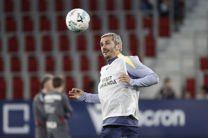El delantero francés del Atlético de Madrid Antoine Griezmann calienta previo al partido de la jornada 36 de LaLiga EA Sports que disputaron el CA Osasuna y el Atlético de Madrid este martes, en el estadio El SADAR de Pamplona. EFE/ Jesús Diges
