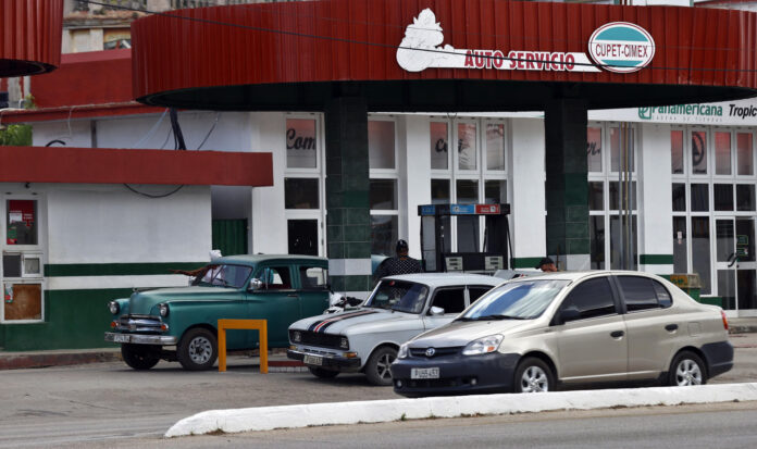 Fotografía de archivo de varios automóviles en una estación de suministro de gasolina, en La Habana (Cuba). EFE/Ernesto Mastrascusa
