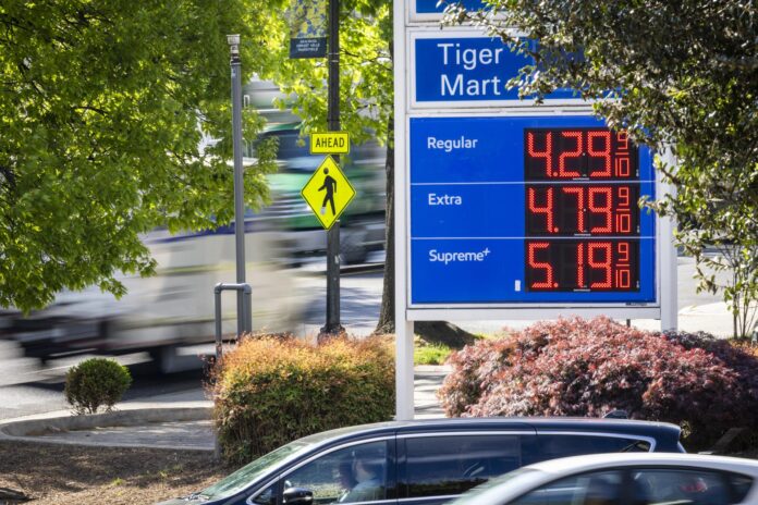 Fotografía de archivo de precios de gaoslina en una estación de servicio en Washington. EFE/EPA/JIM LO SCALZO
