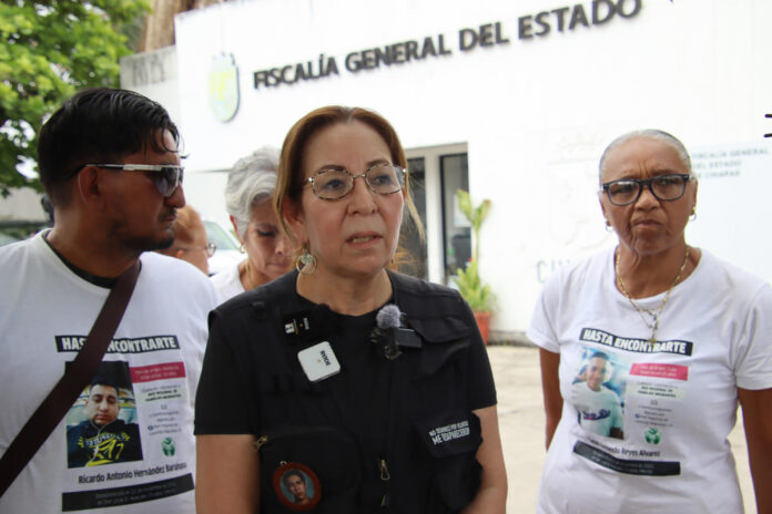 Ana Enamorado, integrante de la Red Regional de Familiares de Migrantes, habla durante una protesta frente al Albergue Diocesano este lunes, en Tapachula (México). EFE/Juan Manuel Blanco
