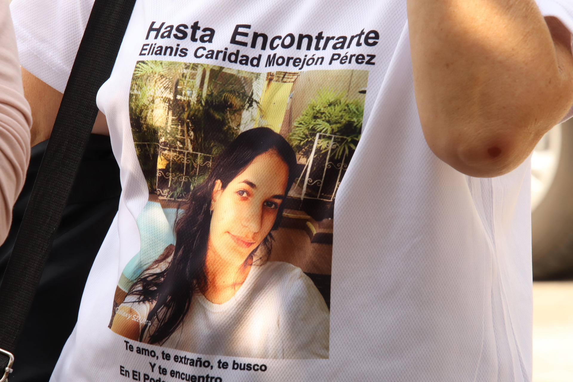 Fotografía que muestra una imagen de una persona desaparecida durante una protesta frente al Albergue Diocesano este lunes, en Tapachula (México). EFE/Juan Manuel Blanco
