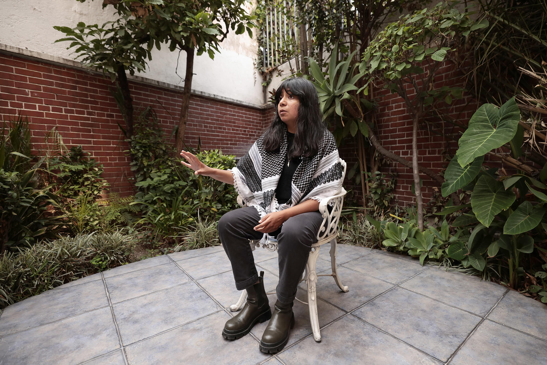 La activista y fotógrafa mexicana Abril Rojas, habla durante una entrevista con EFE este lunes, en Ciudad de México (México). EFE/ José Méndez