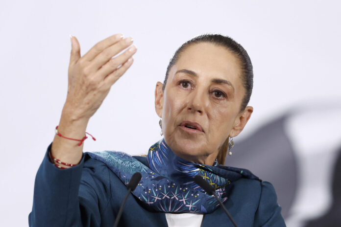 La presidenta de México, Claudia Sheinbaum, habla durante una rueda de prensa este martes, en el Palacio Nacional, en Ciudad de México (México). EFE/Sáshenka Gutiérrez
