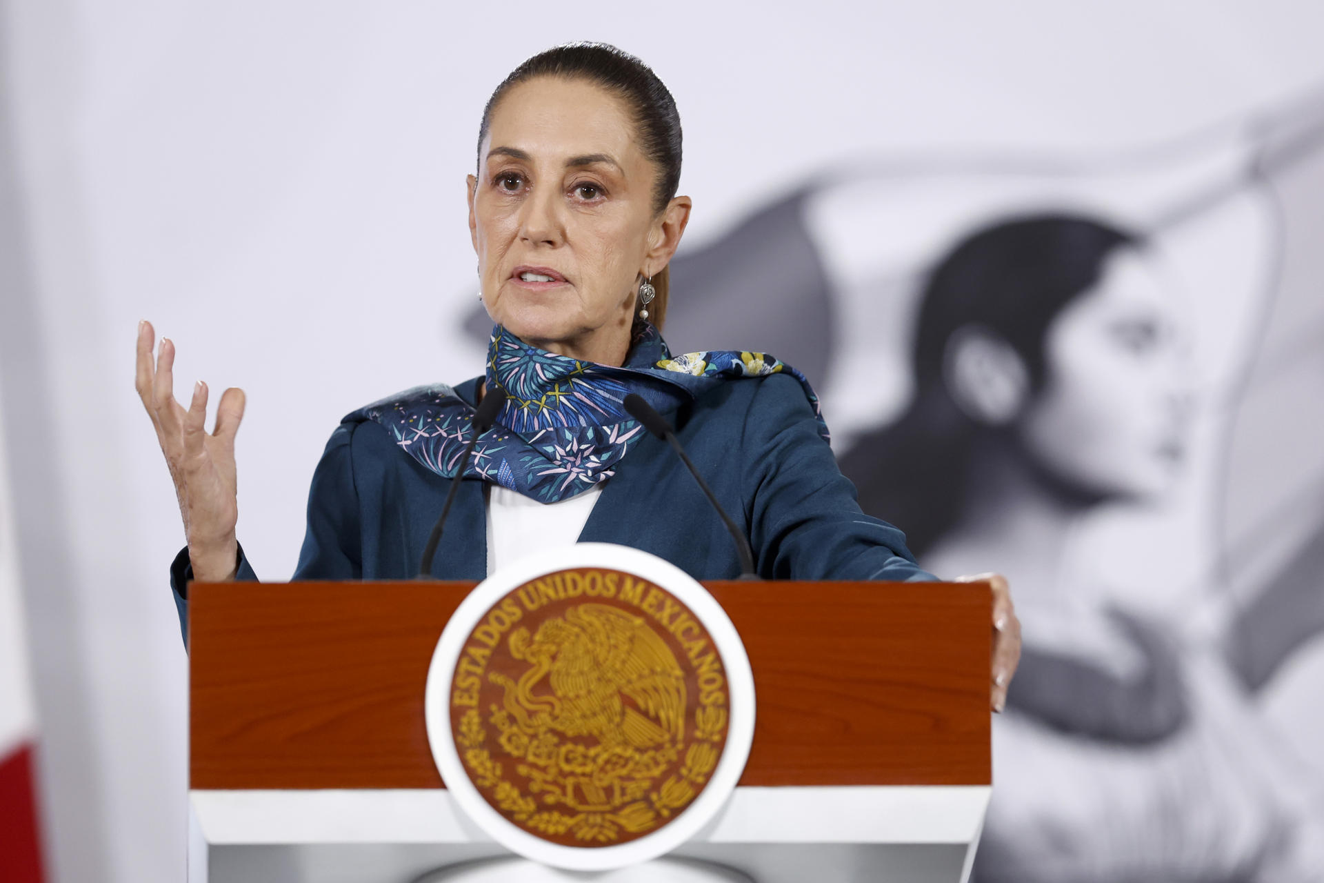 La presidenta de México, Claudia Sheinbaum, habla durante una rueda de prensa este martes, en el Palacio Nacional, en Ciudad de México (México). EFE/Sáshenka Gutiérrez

