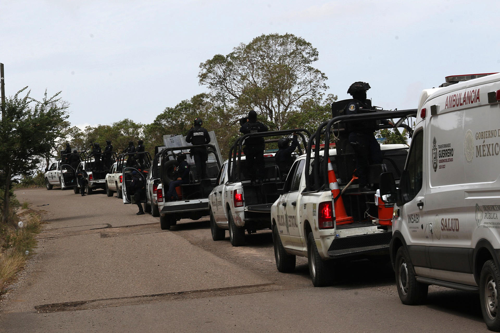 Fotografía que muestra una caravana de las fuerzas federales de México este martes, en la carretera a Chilapa, en Guerrero (México). EFE/José Luis de la Cruz