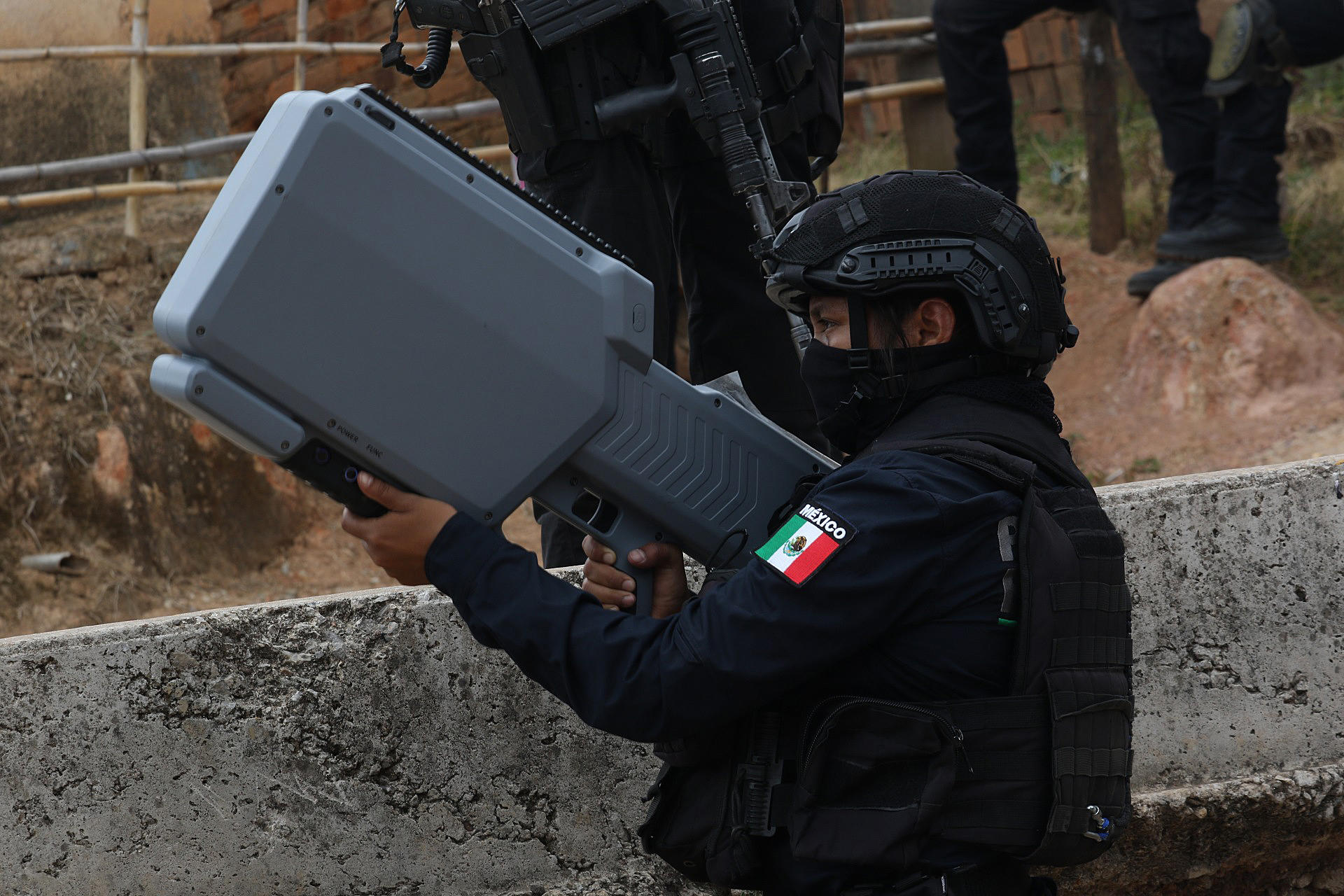 Un policía estatal custodia con un arma antidrones la zona donde ocurrió un enfrentamiento este martes, en Chilapa, estado Guerrero (México). EFE/José Luis de la Cruz