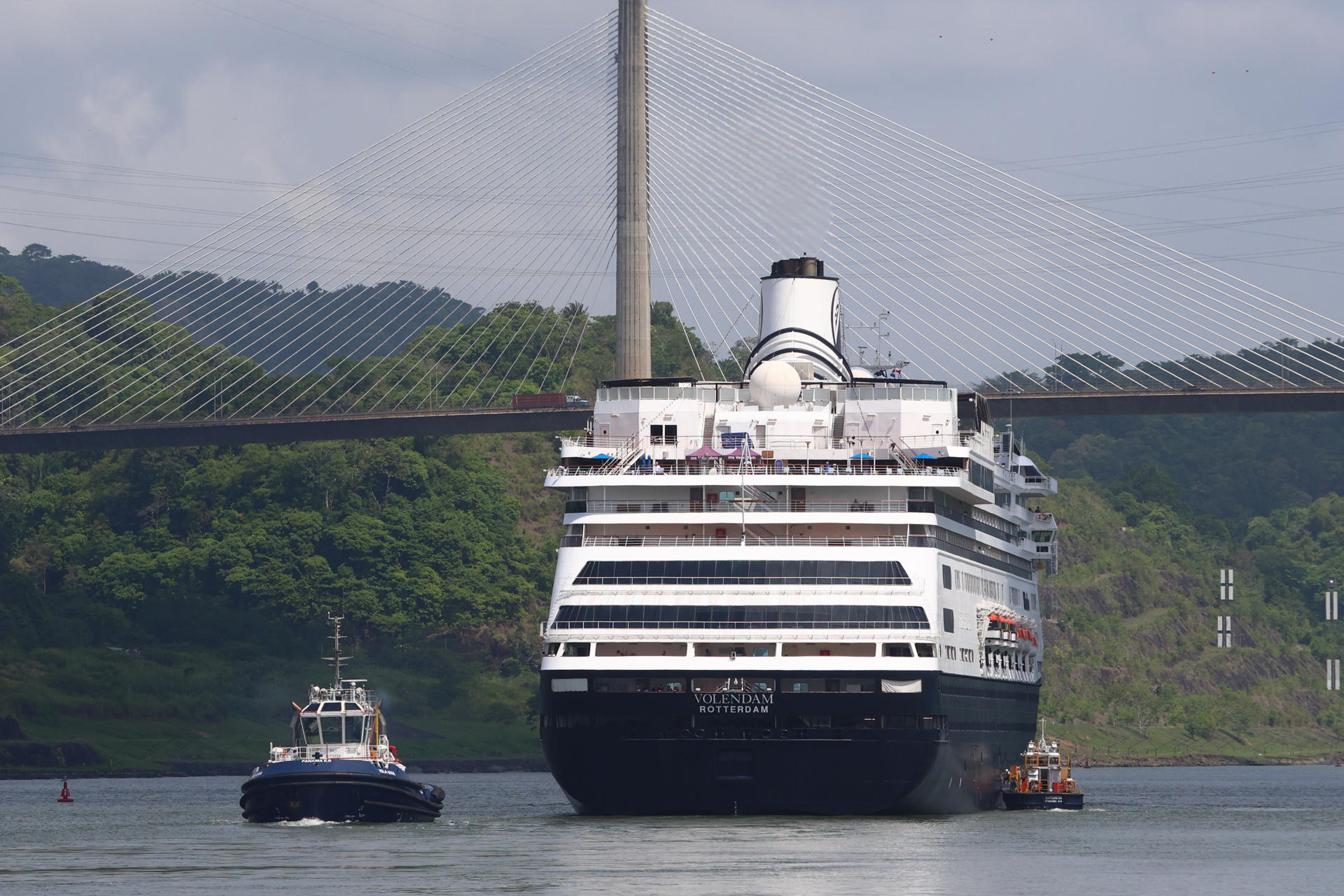 Un crucero navega por el área de Pedro Miguel con rumbo al Atlántico este martes, en Ciudad de Panamá (Panamá). EFE/ Carlos Lemos
