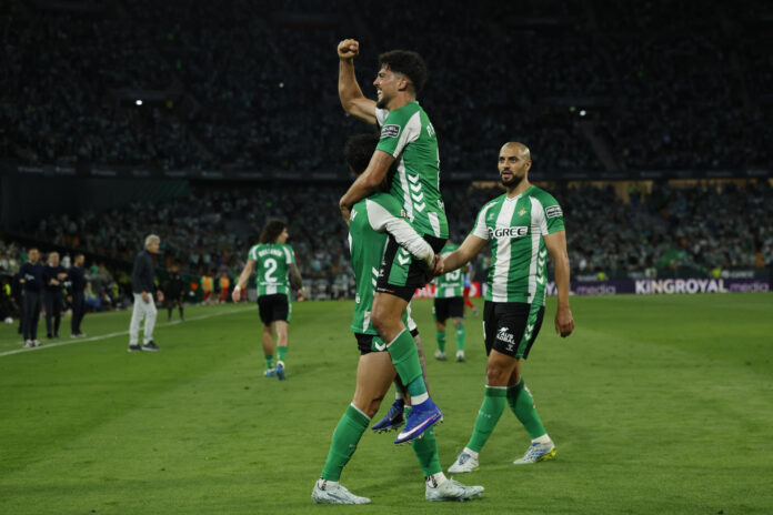 El centrocampista del Betis Pablo Fornals (c) celebra su gol, segundo gol del equipo andaluz, durante el partido de la jornada 36 de LaLiga de fútbol que Real Betis y Elche CF disputan este martes en el estadio de La Cartuja. EFE/Julio Muñoz
