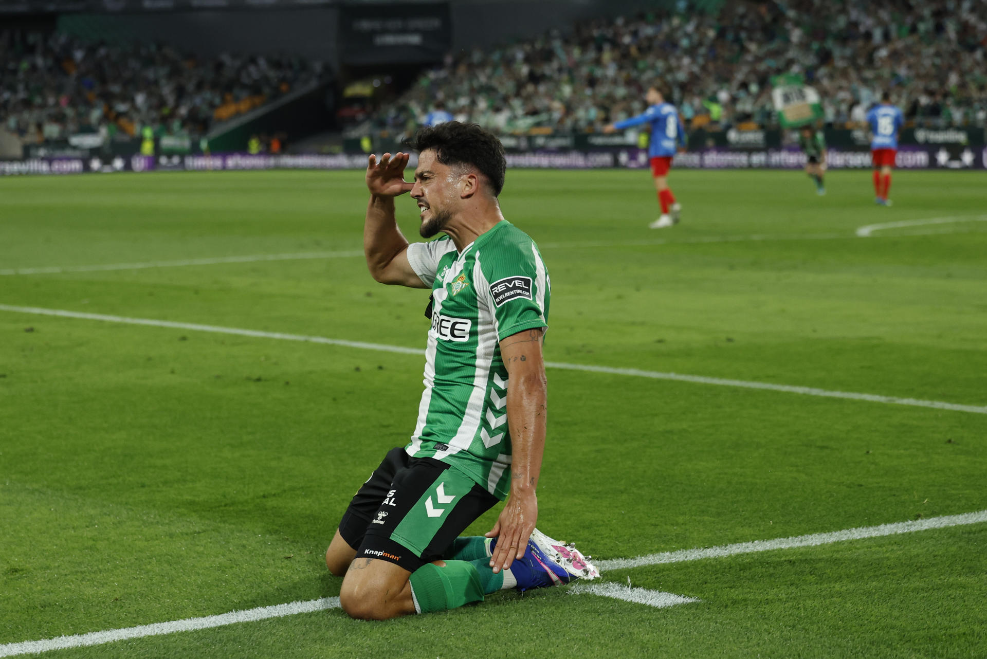 El centrocampista del Betis Pablo Fornals celebra su gol, segundo gol del equipo andaluz, durante el partido de la jornada 36 de LaLiga de fútbol que Real Betis y Elche CF disputan este martes en el estadio de La Cartuja. EFE/Julio Muñoz
