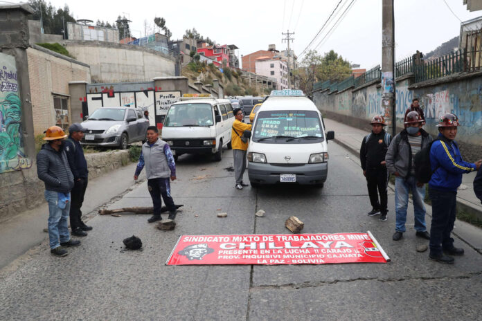Trabajadores mineros bloquean una vía durante una manifestación este martes, en La Paz (Bolivia).EFE/ Luis Gandarillas
