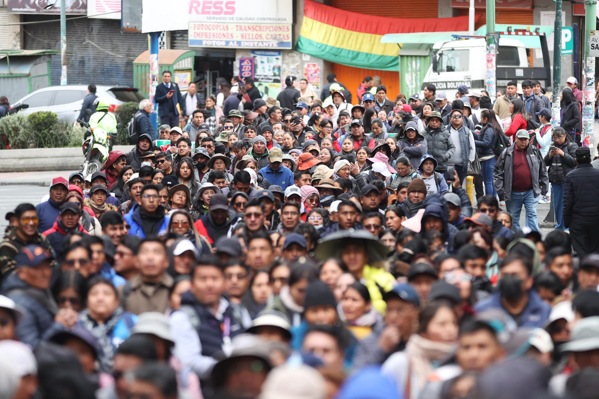 Personas se manifiestan este martes, en La Paz (Bolivia). EFE/ Luis Gandarillas
