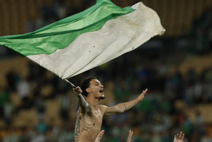 El delantero del Betis Antony dos Santos celebra la victoria, al término del partido de LaLiga de fútbol que Real Betis y Elche CF han disputado en el estadio de La Cartuja, en Sevilla. EFE/Julio Muñoz
