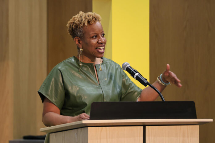La directora de educación y participación comunitaria de la NatGeo, Deborah Grayson, habla durante el Slingshot Challenge 2026 de la Sociedad National Geographic este martes, en Washington (Estados Unidos). EFE/ Octavio Guzmán
