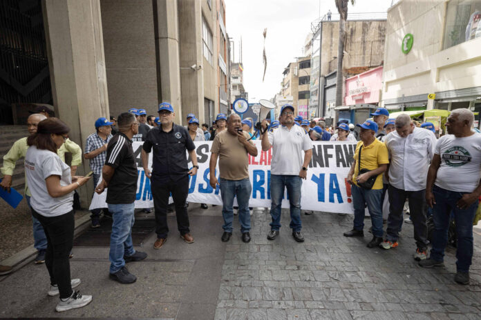 Un grupo de profesores universitarios fue captado este 12 de mayo al protestar, frente a la sede del Ministerio del Poder Popular para la Educación Universitaria, en Caracas (Venezuela). EFE/Ronald Peña
