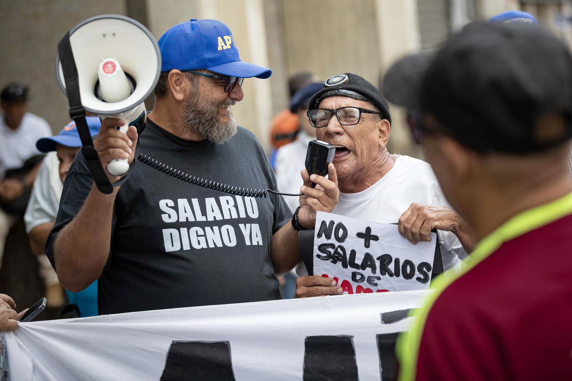 Un grupo de profesores universitarios fue captado este 12 de mayo al protestar, frente a la sede del Ministerio del Poder Popular para la Educación Universitaria, en Caracas (Venezuela). EFE/Ronald Peña
