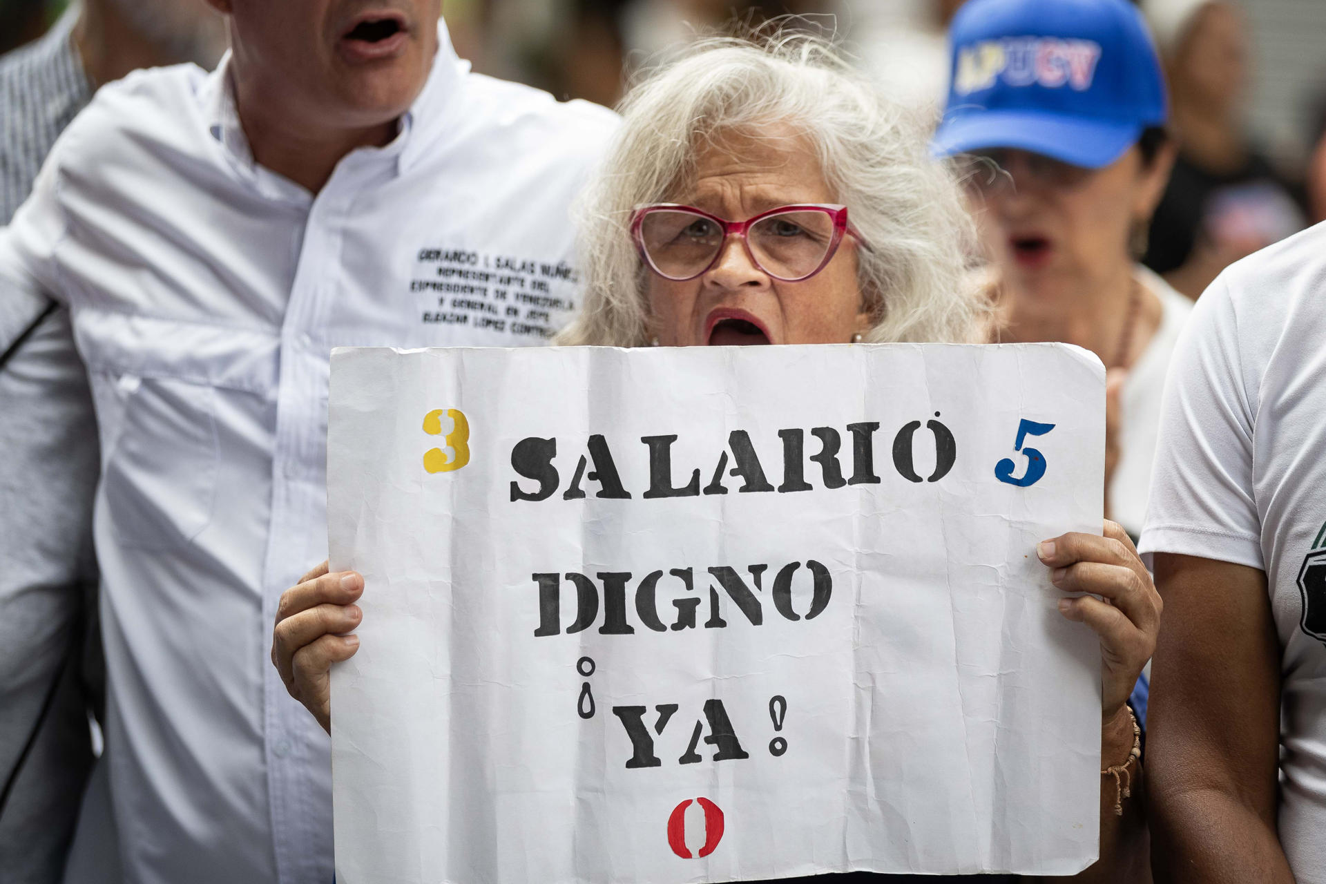 Un grupo de profesores universitarios fue captado este 12 de mayo al protestar, frente a la sede del Ministerio del Poder Popular para la Educación Universitaria, en Caracas (Venezuela). EFE/Ronald Peña
