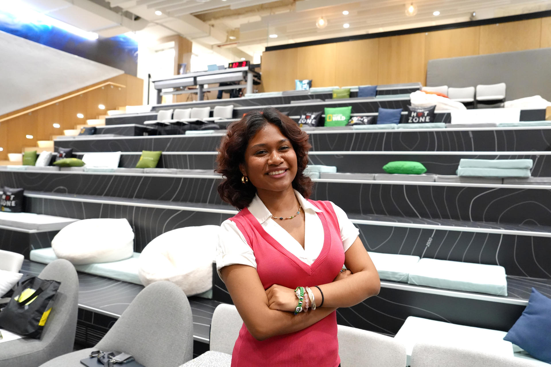 La galardonada con el Honor Máximo de los Slingshot Challenge 2025, por su proyecto de prevención de incendios forestales en Los Ángeles, Mariela Cruz-Suárez, fue captada, este 12 de mayo, al posar tras el anuncio de los ganadores del Slingshot Challenge 2026 de la Sociedad National Geographic, en Washington DC (EE.UU.). EFE/Octavio Guzmán
