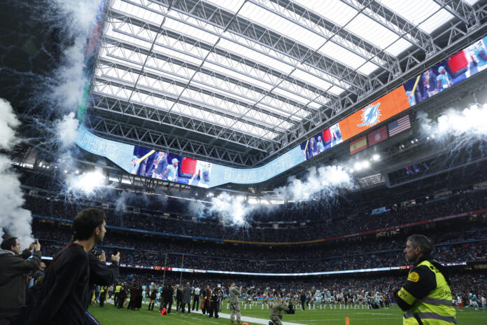 - Vista del espéctaculo antes del partido de liga regular de la Liga de Fútbol Americano (NFL), en el Estadio Santiago Bernabéu en noviembre de 2025. EFE/JuanJo Martín/Archivo
