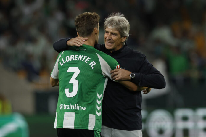 El entrenador del Betis, Manuel Pellegrini, y el defensa Diego Llorente (i) al término del partido de LaLiga de fútbol que Real Betis y Elche CF han disputado en el estadio de La Cartuja, en Sevilla. EFE/Julio Muñoz
