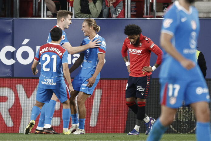 El delantero noruego del Atlético de Madrid Alexander Sørloth (2i) celebra su gol, segundo gol del equipo rojiblanco, durante el partido de la jornada 36 de LaLiga que disputan CA Osasuna y Atlético de Madrid, en el estadio de El Sadar, en Pamplona. EFE/ Jesús Diges
