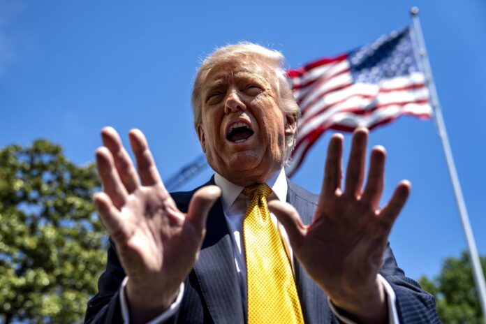 El presidente de Estados Unidos, Donald Trump, fue captado, este 12 de mayo, al atender a la prensa en los jardines de la Casa Blanca, en Washington DC (EE.UU.). EFE/Bonnie Cash/Pool
