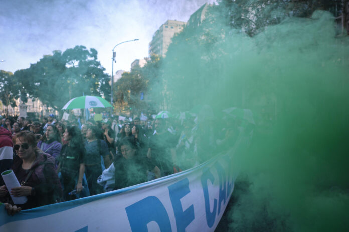 Personas participan en la 'Marcha Federal Universitaria' este martes, en Buenos Aires (Argentina). EFE/ Juan Ignacio Roncoroni
