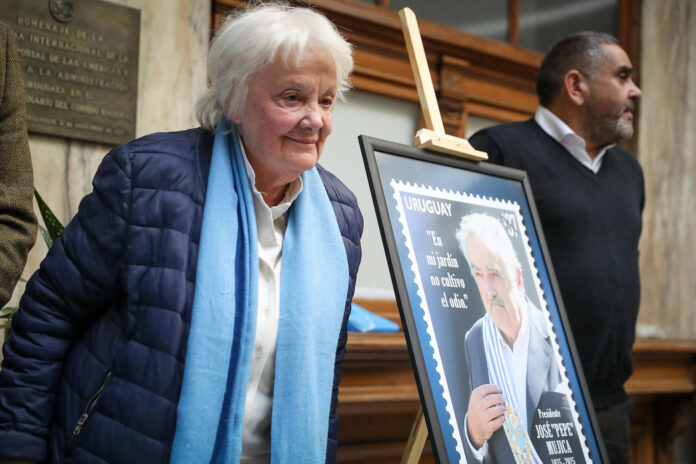 La exvicepresidenta y viuda de Jose 'Pepe' Mujica, Lucía Topolansky, participa en un acto en Montevideo (Uruguay). EFE/ Hernán Ogállar Vidal
