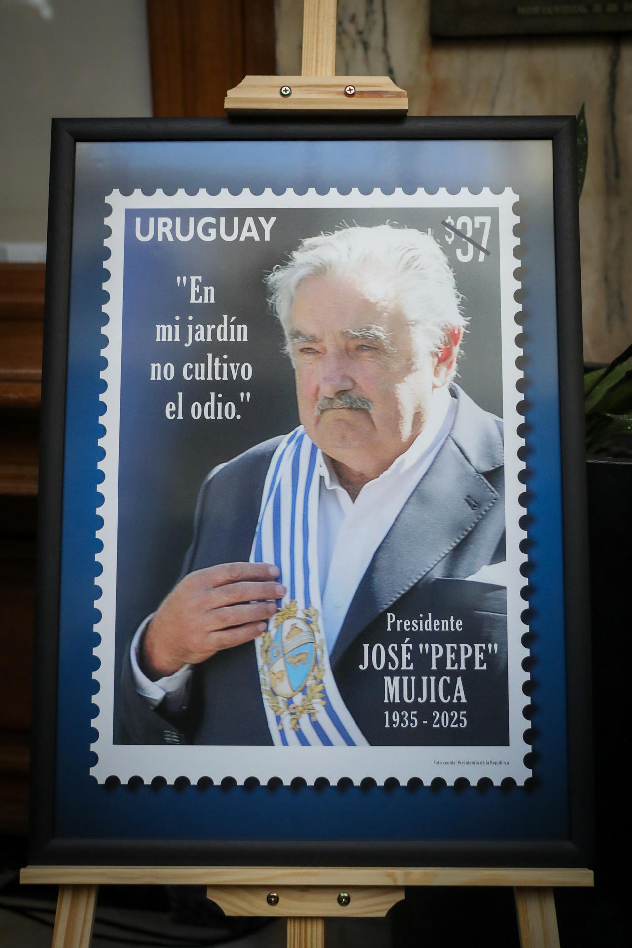 Fotografía de la imagen del sello postal en homenaje al exmandatario José ‘Pepe’ Mujica, al cumplirse un año de su fallecimiento, en Montevideo (Uruguay). EFE/ Hernán Ogállar Vidal
