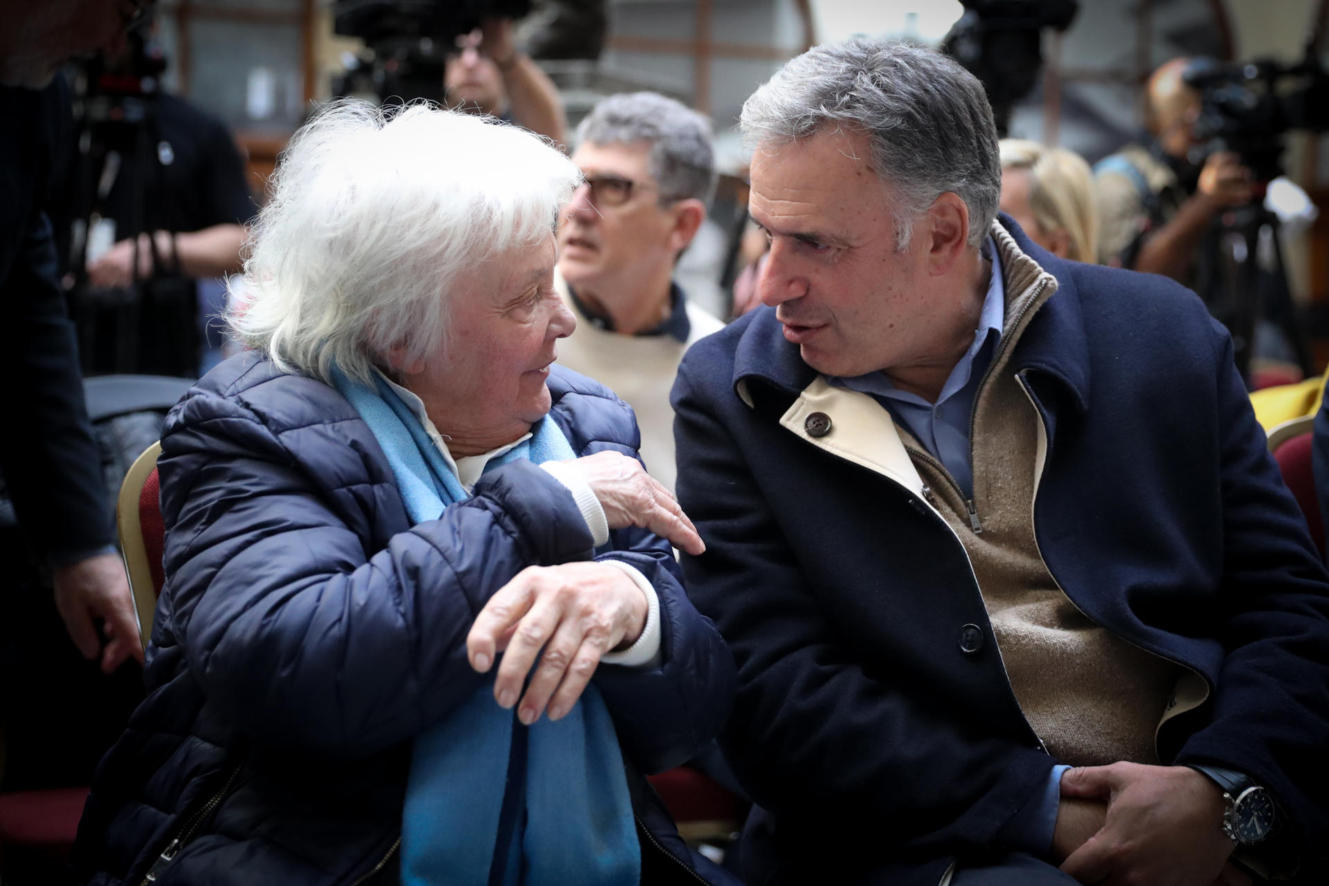 La exvicepresidenta y viuda de Jose 'Pepe' Mujica, Lucía Topolansky (i) y el presidente de Uruguay, Yamandú Orsi, asisten a un acto en Montevideo (Uruguay). EFE/ Hernán Ogállar Vidal
