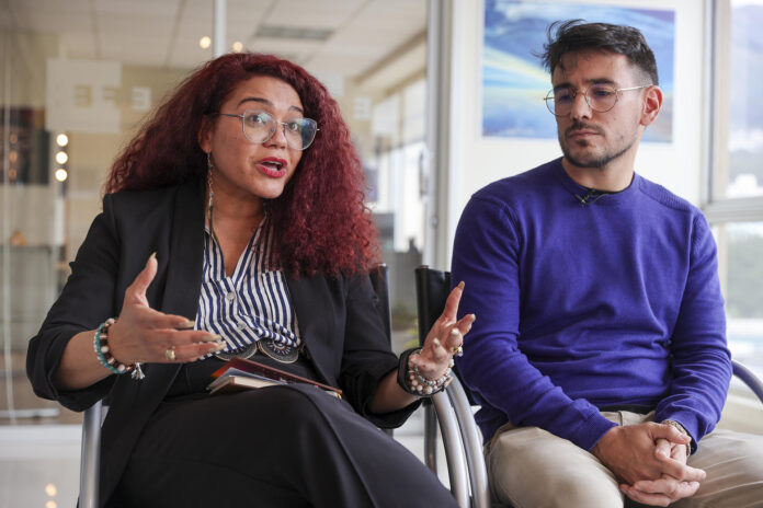 La secretaria general adjunta de la Confederación Sindical Internacional (CSI), Jordania Ureña (i), y el coordinador regional para América Latina y el Caribe del Instituto Sindical de Cooperación al Desarrollo (ISCOD-UGT), Ramiro Vega, hablan durante una entrevista con EFE este martes, en Quito (Ecuador). EFE/ José Jácome
