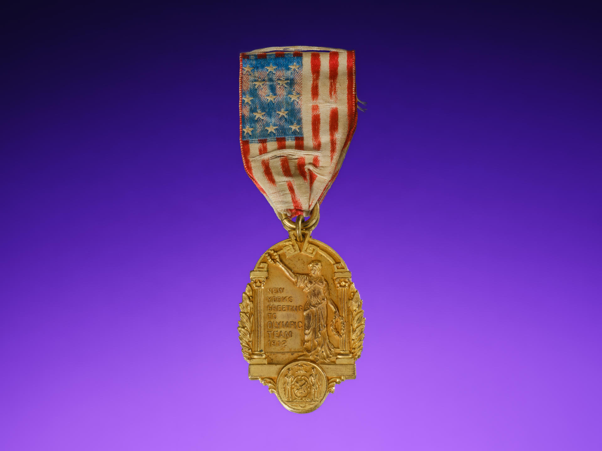 Fotografía cedida por el Museo Americano de Historia Natural que muestra el medallón olímpico recibido por Jim Thorpe, el primer nativo americano en ganar medallas de oro olímpicas por sus victorias en el pentatlón y el decatlón de los Juegos Olímpicos de Verano de 1912 en Estocolmo. EFE/ Daniel Kim/ Museo Americano de Historia Natural